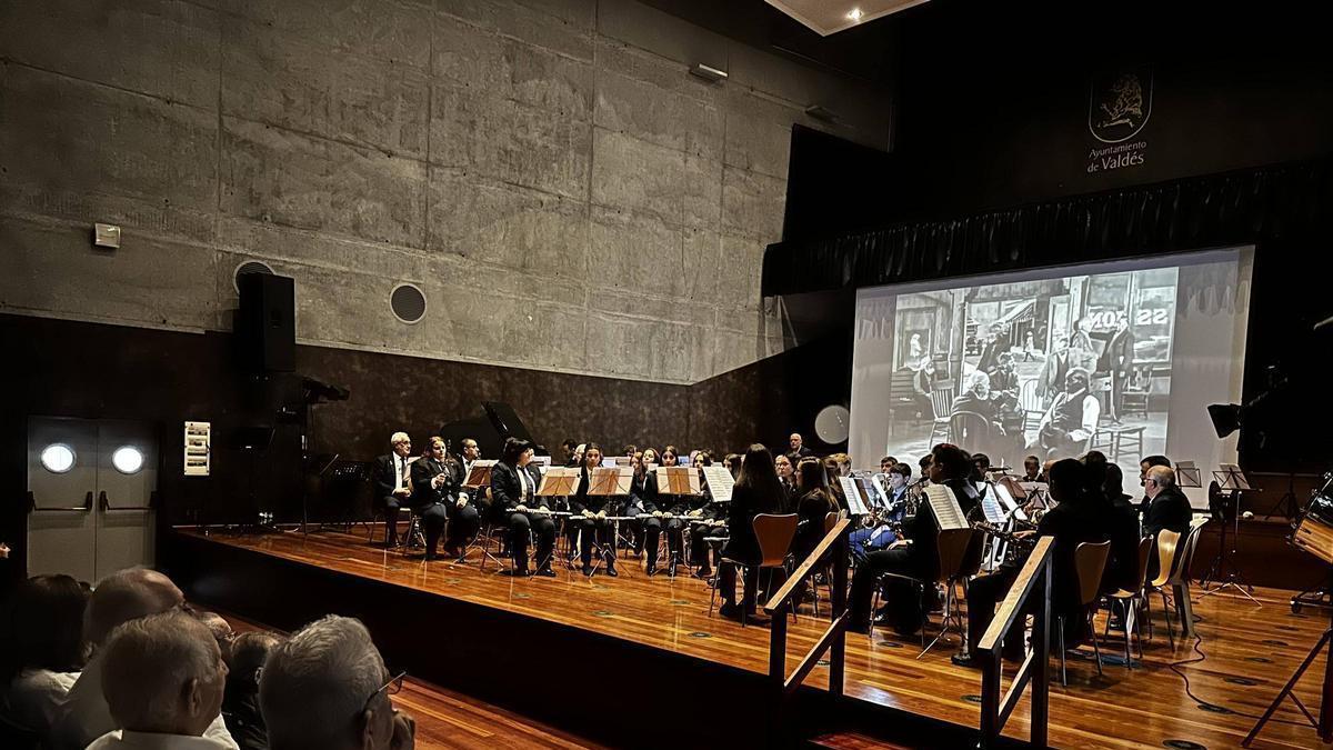 Un momento de la celebración del 135 aniversario de la bande de música La Lira de Luarca.