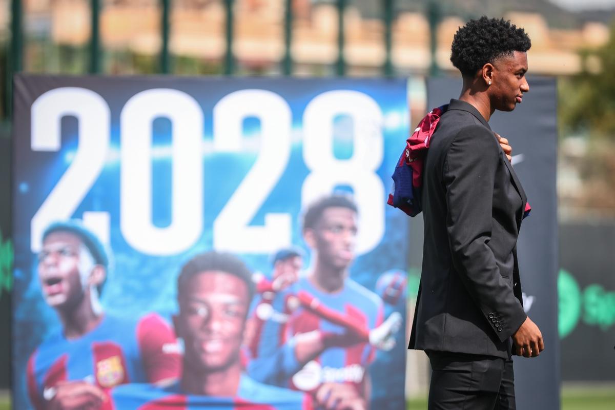 Balde, con la camiseta del Barça y el cartel conmemorativo de su renovación hasta 2028.