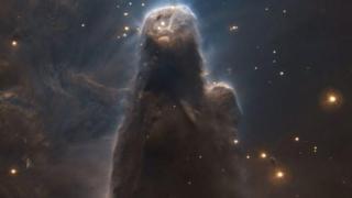 Una oscura nebulosa cósmica parece ser un silencioso vigía del Universo