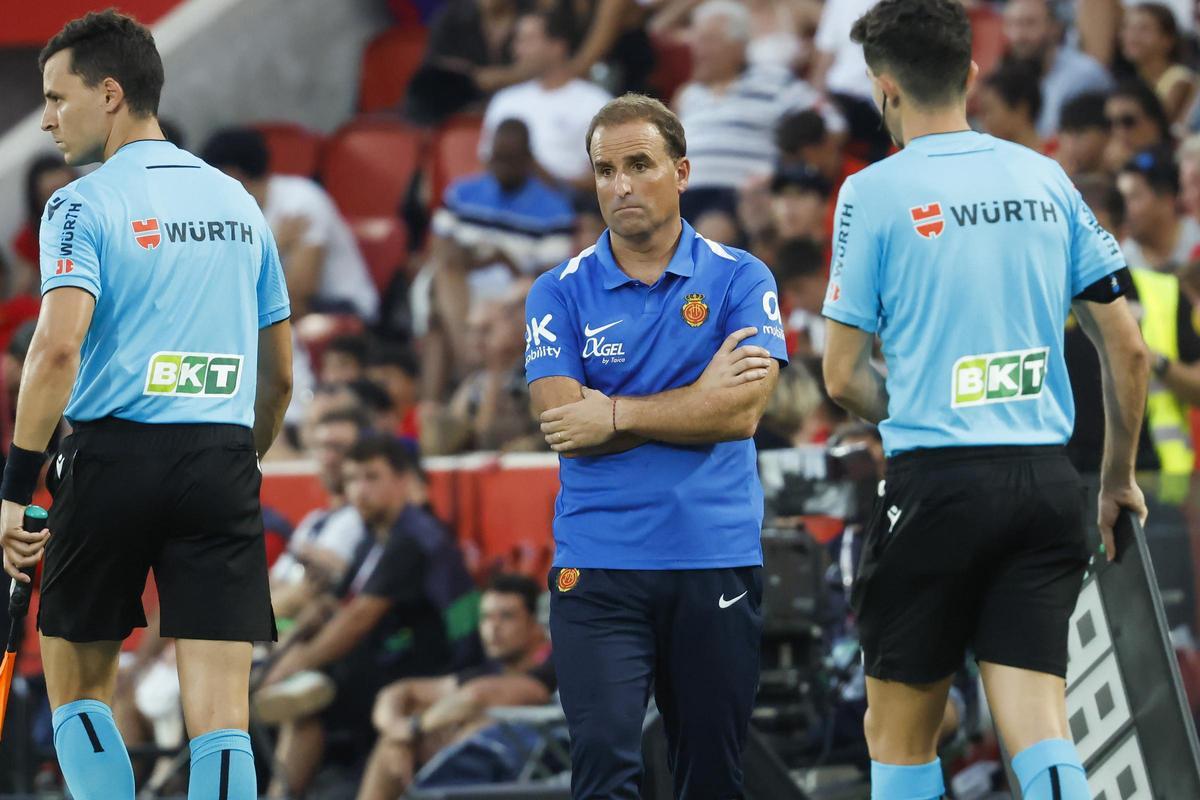 El entrenador del Mallorca Jagoba Arrasate durante el partido de la primera jornada de LaLiga que RCD Mallorca y FC Barcelona disputan hoy sábado en el estadio de Son Moix. EFE/CATI CLADERA