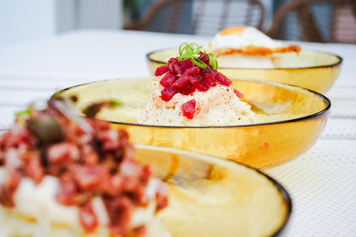 Bendita Katalina reinterpreta una ensaladilla rusa con tartar de atún o salchichón de Málaga