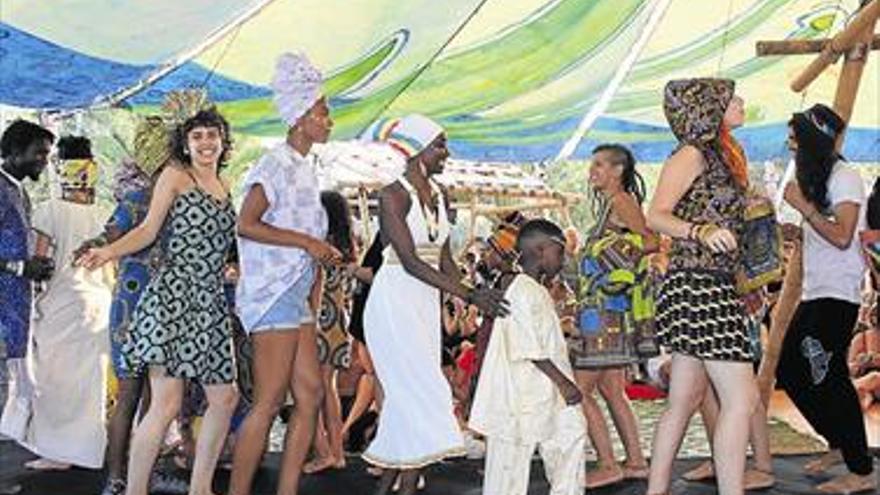 Un desfile da a conocer las telas africanas en Rototom