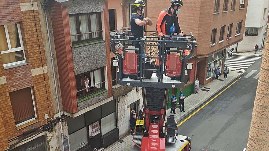 Los bomberos, ayer por la mañana, en la calle Móstoles.