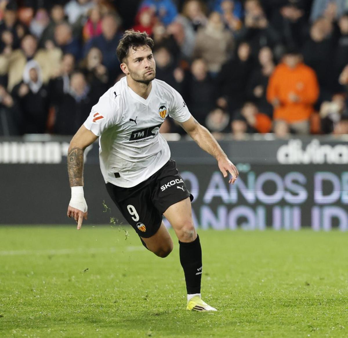 Hugo Duro corre para celebrar el gol de la victoria.