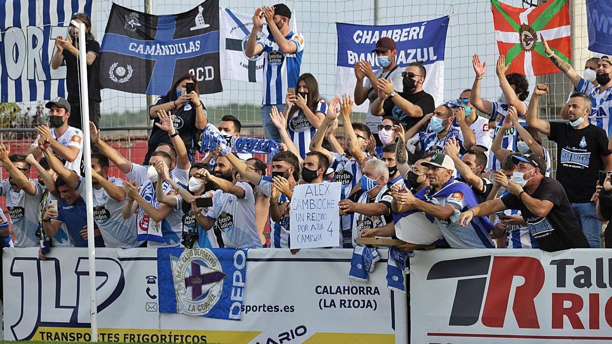 Aficionados blanquiazules, en la visita del Deportivo a Calahorra. |  // LOF