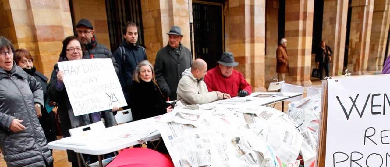 Una protesta de SOS Viejo Hospital frente al Ayuntamiento.