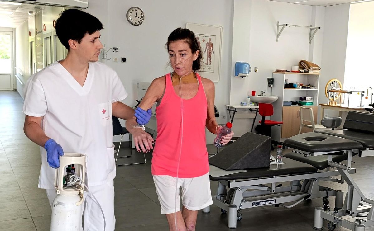 María Jurado, realizando rehabilitación con un fisioterapeuta del hospital Cruz Roja.