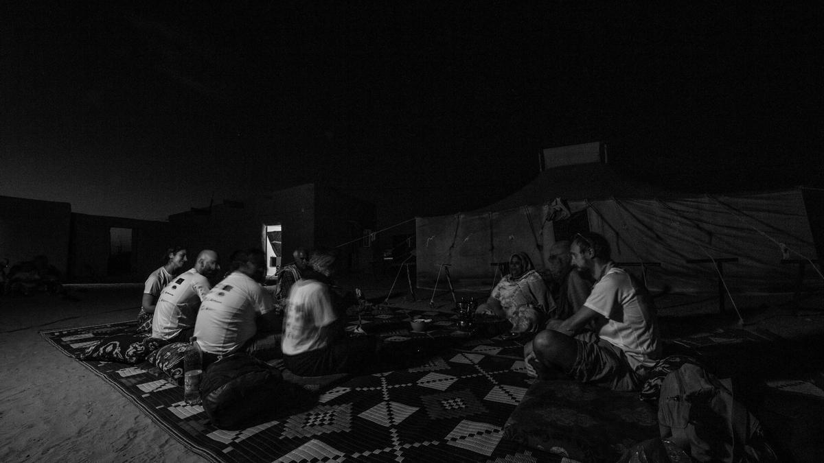 Alhaizza AlDih AlNah, del campamento de refugiados de Ausserd, en Tinduf, explica al equipo de Amanar el sistema de medida del tiempo Saharaui, basado en la tradición árabe antigua.