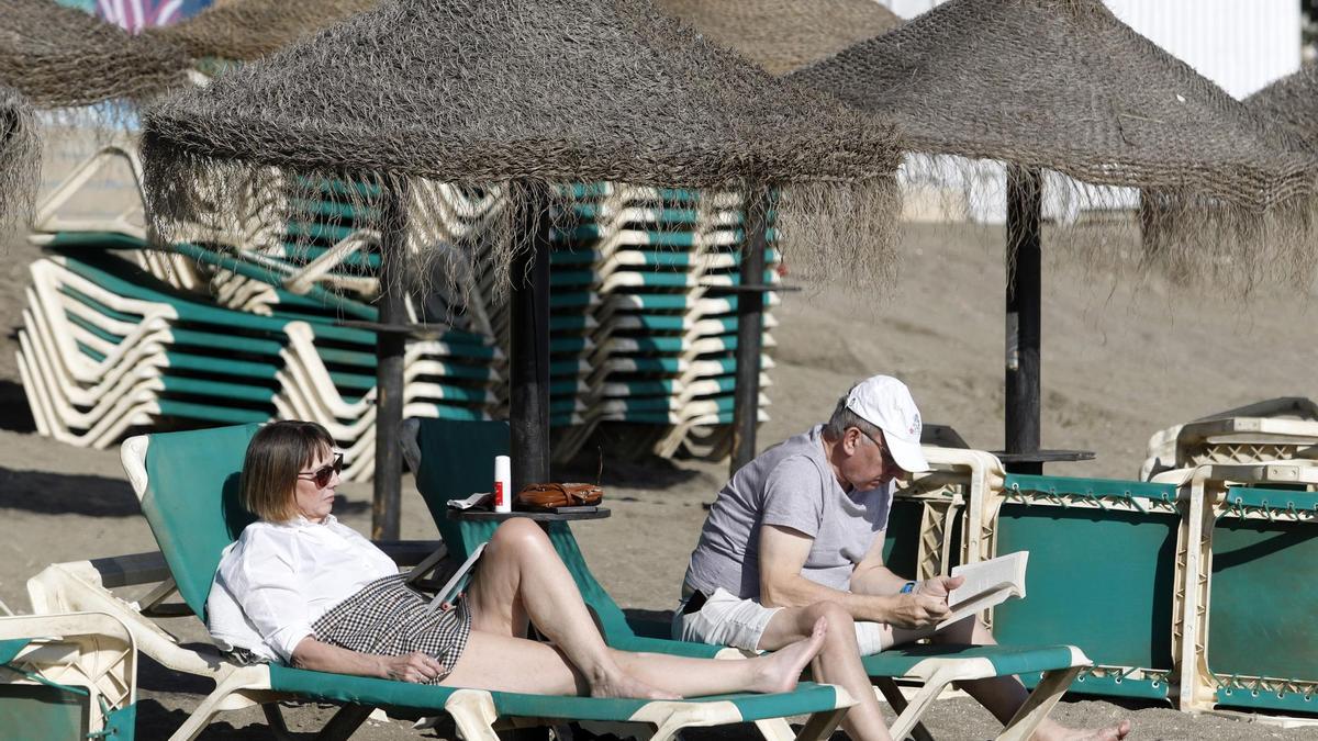 Turistas en las playas de Málaga, durante este mes de diciembre.