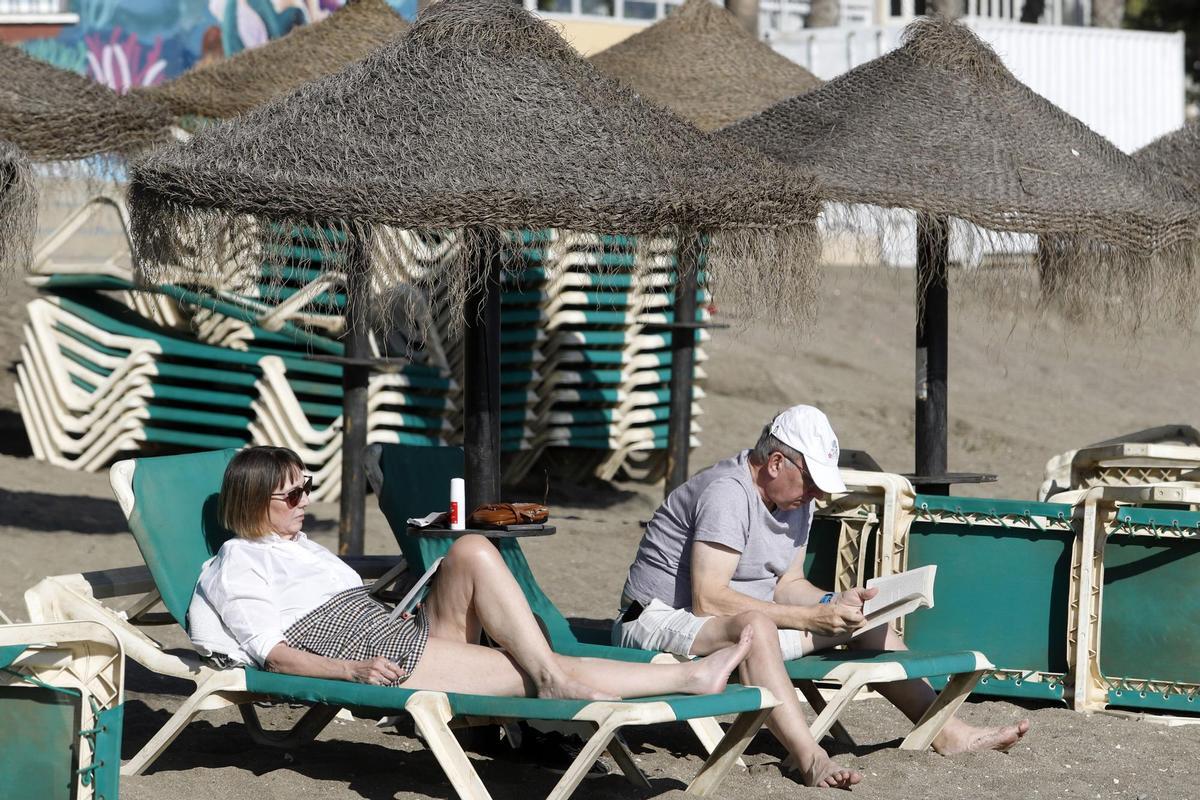Turistas en las playas de Málaga, durante el mes de diciembre