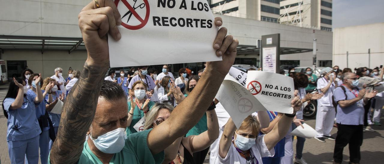 Manifestación de sanitarios contra los recortes en el personal de refuerzo contra el covid 19