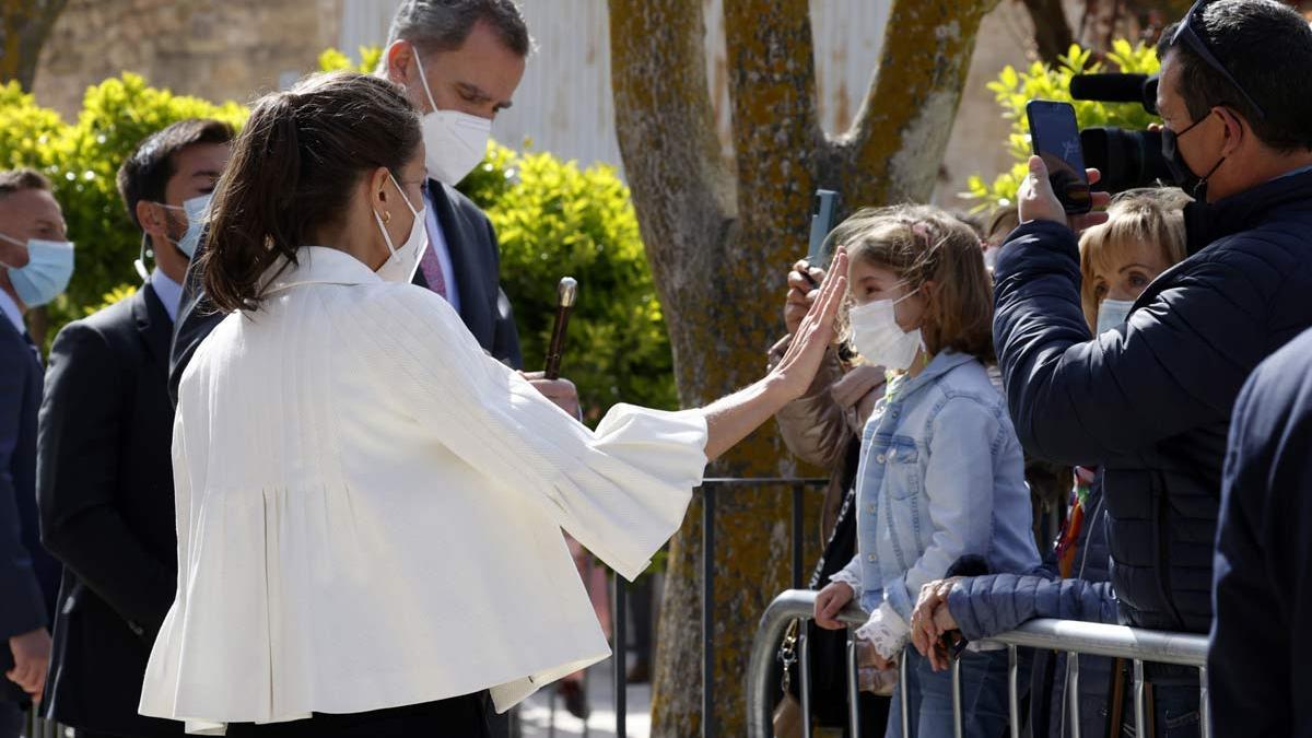 La reina Letizia y el rey Felipe VI saludan a una niña en Fuendetodos, Zaragoza