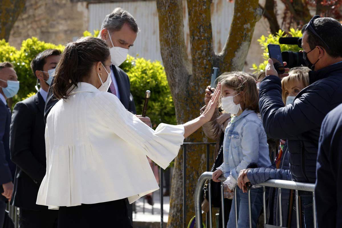 La reina Letizia y el rey Felipe VI saludan a una niña en Fuendetodos, Zaragoza