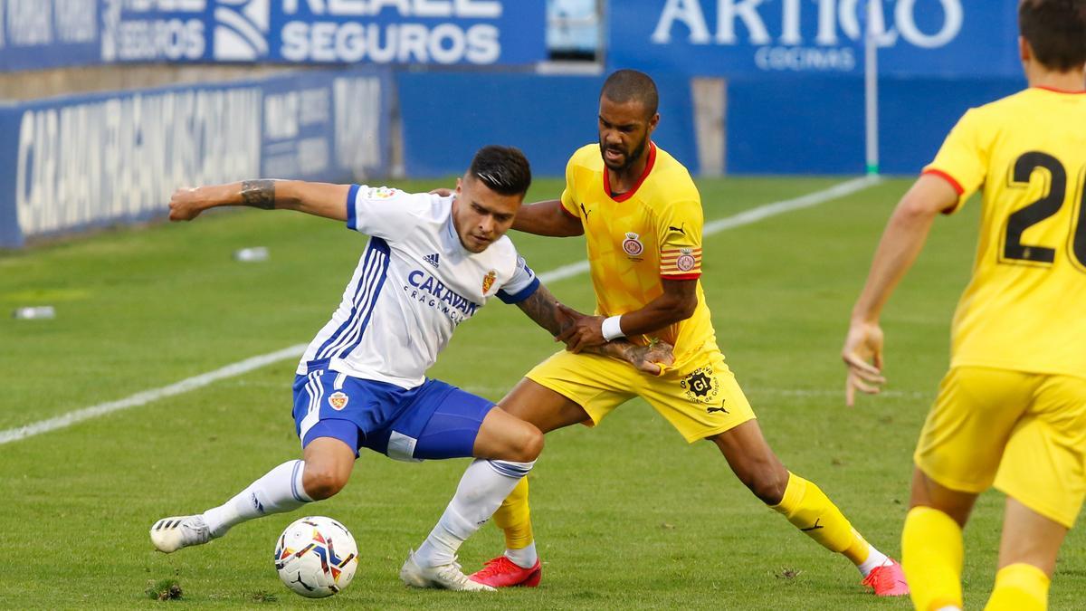 Juanjo Narváez protege un balón en un partido del Zaragoza ante el Girona.