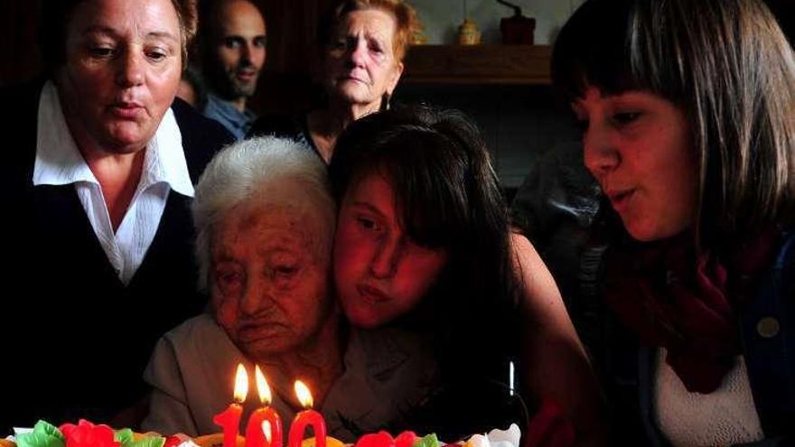 Carmen Rodiño, en la fiesta de su 100 cumpleaños. // Iñaki Abella