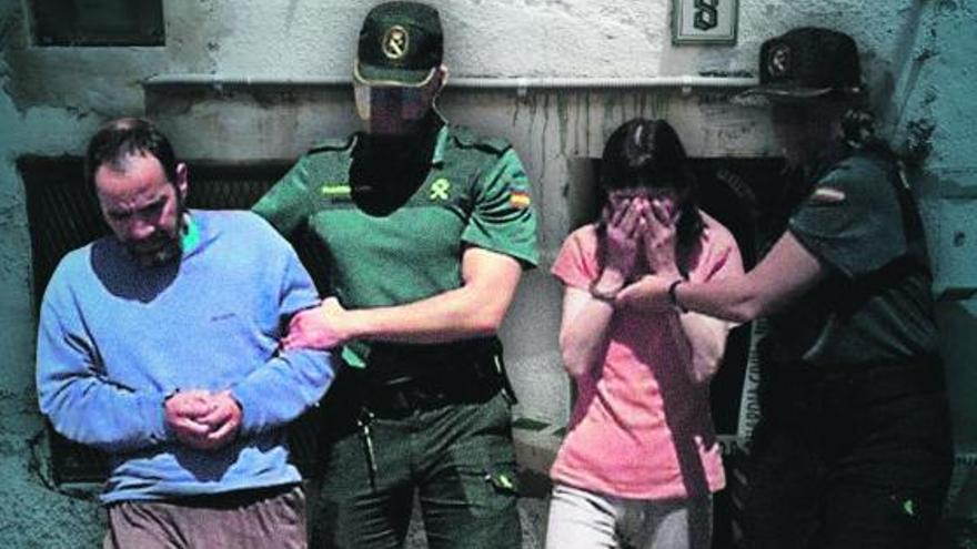 Pedro e Isabel durante su arresto en la vivienda de Pozondón en la que se produjo el crimen.  | EDE/BLASCO/LOSADA