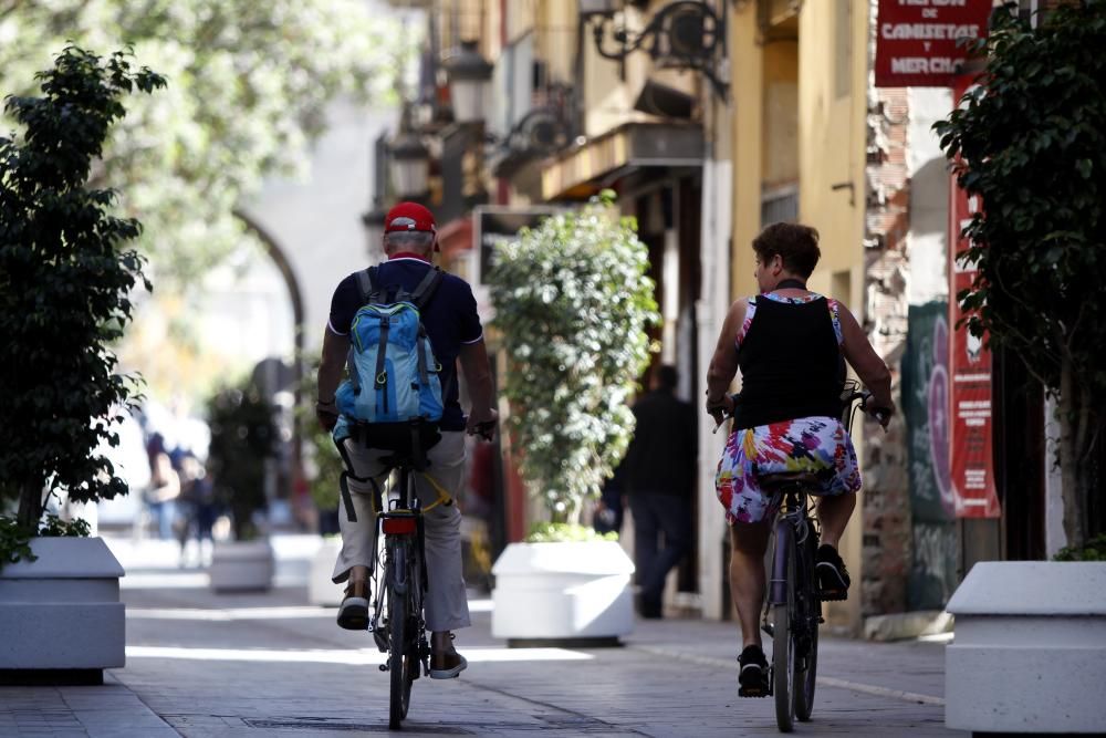 Bicis y peatones toman la calle Serranos.