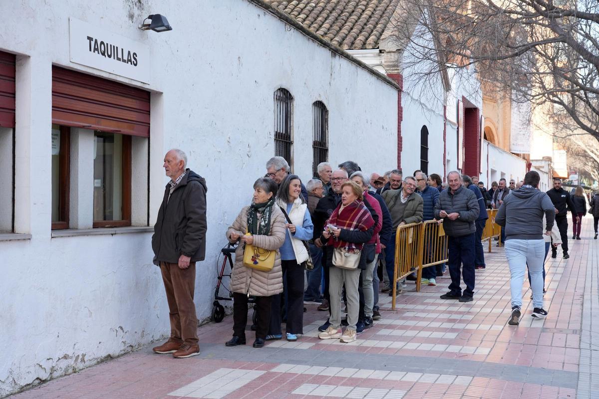 Colas desde primera hora en la plaza de toros de Castelló para comprar las entradas de la Magdalena 2026