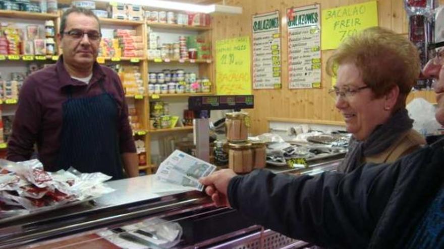 Un cliente paga con los nuevos billetes, &quot;fronteuros&quot;, a uno de los comerciantes.