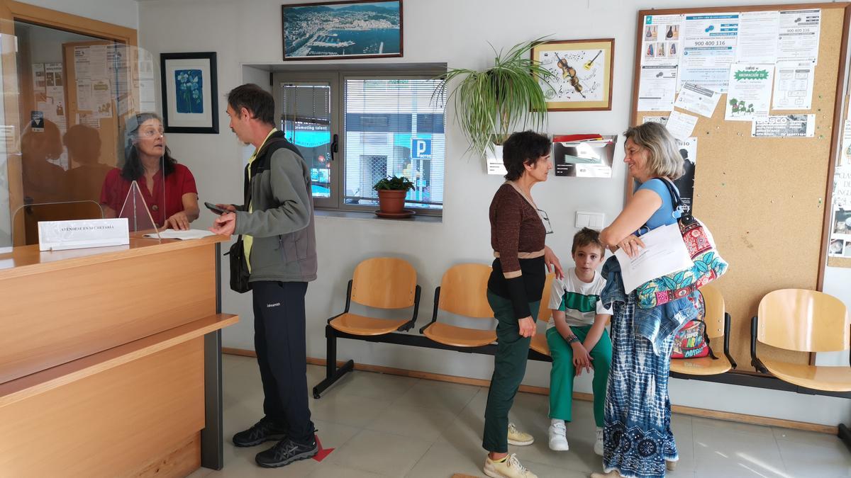 Padres, ayer, preguntando dudas sobre el inicio del curso en la Escola y Conservatorio de Cangas.