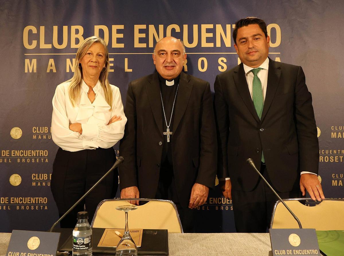 El Arzobispo de Valencia, Enrique Benavent, junto a la presidenta del club Manuel Broseta, Amparo Maties, y el rector de la Universidad Católica de València, José Manuel Pagán.