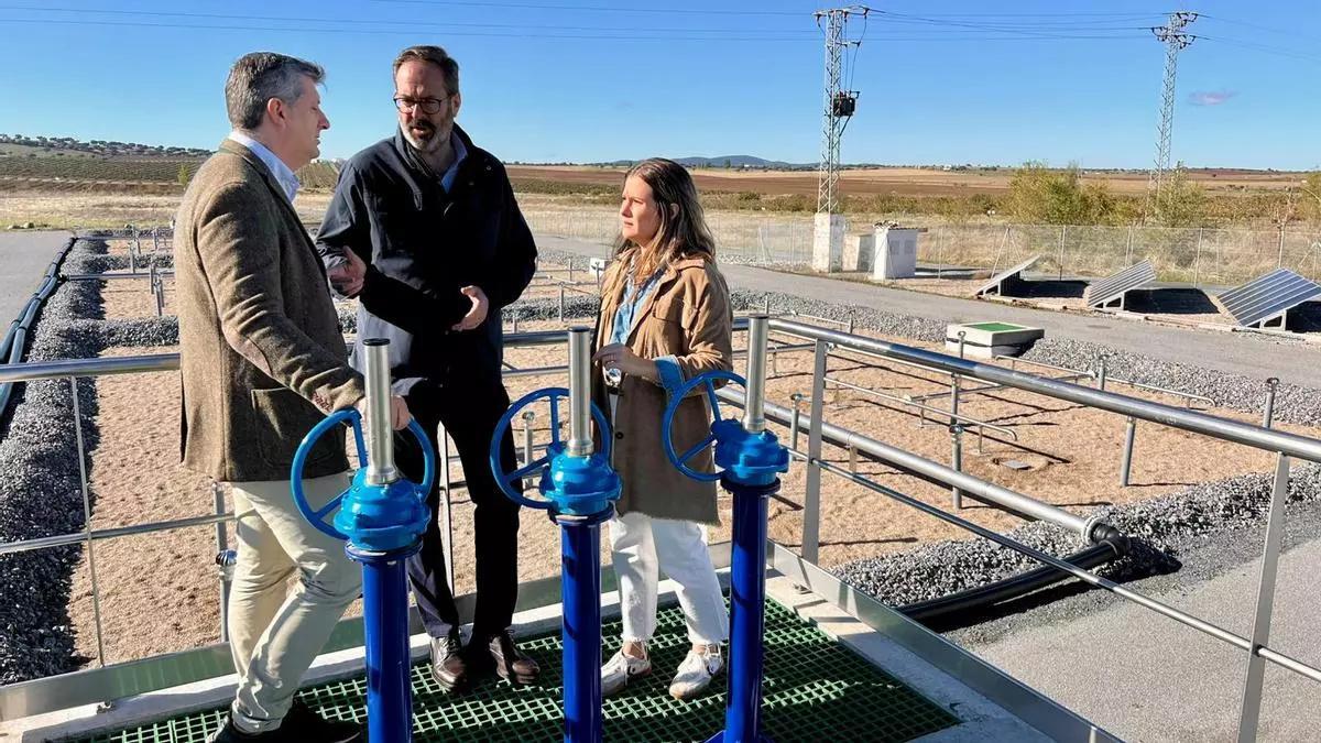 Autoridades en la EDAR de La Granjuela, en una visita en noviembre pasado.