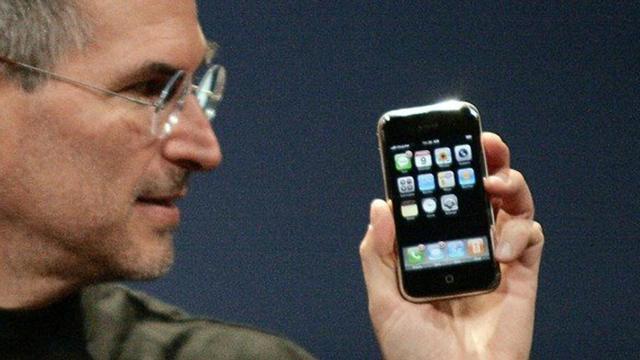 Steve Jobs presenta el iPhone en el 2007.