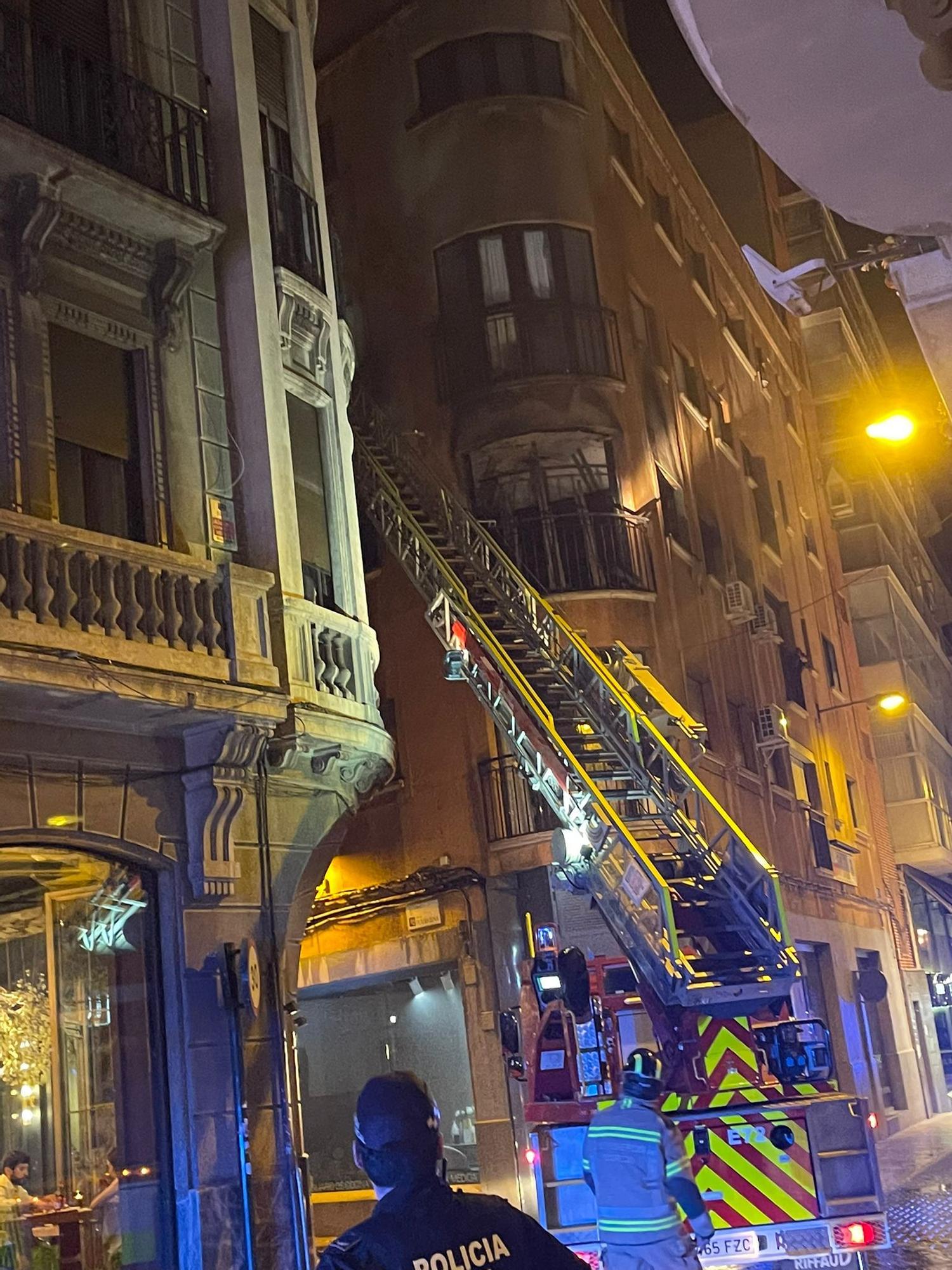 Las llamas en un edificio ponen en alerta a decenas de vecinos del centro de Murcia