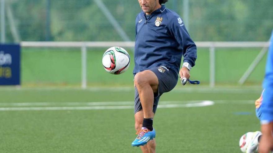 El técnico de Teo, durante un entrenamiento celebrado esta semana en Príncipe Felipe. // FD