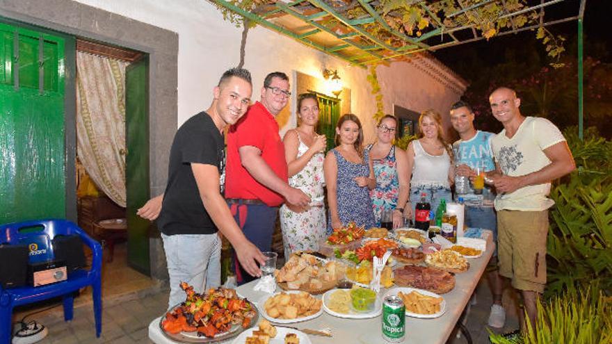 Los jóvenes muestran sonrientes el banquete.