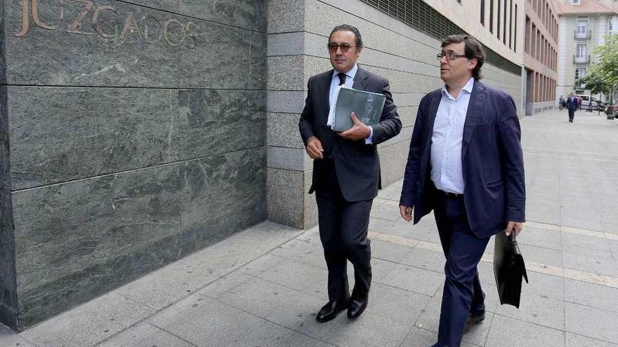 El exviceconsejero de Economía, Rafael Delgado, derecha, junto a su abogado llega a los juzgados.