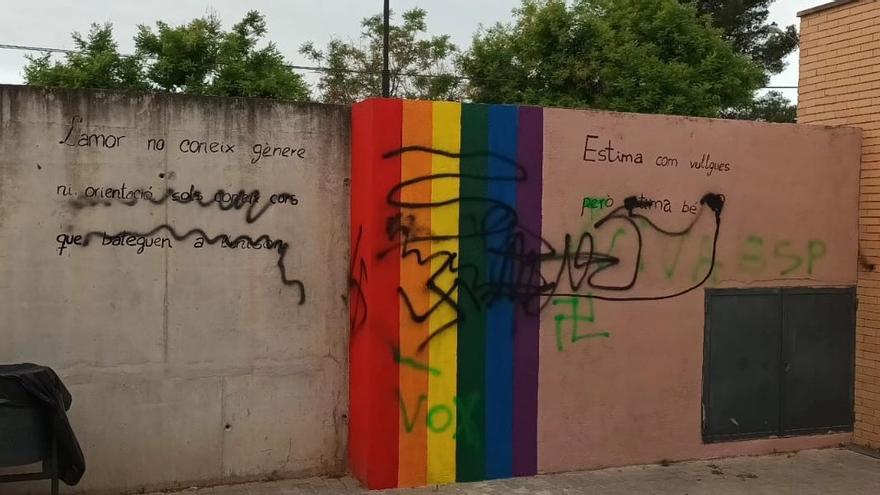 Denuncian las pintadas de odio contra un mural LGTBIQ+ del IES Pou Clar de Ontinyent