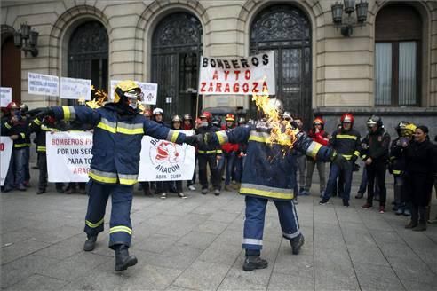 Concentración de bomberos en Zaragoza