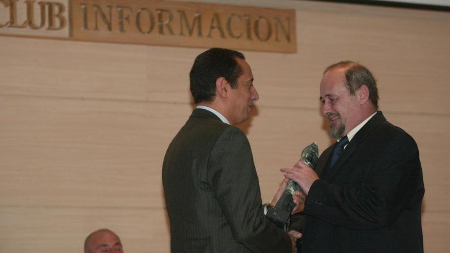 El director del centro, Pablo Guzmán, recibe el Importante de Junio
