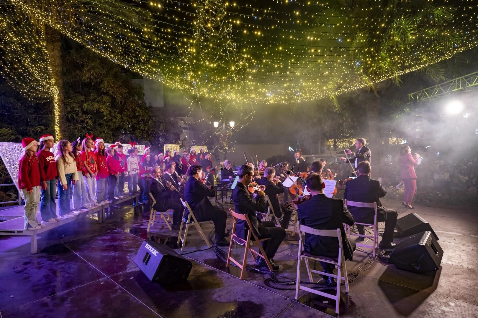 La fiesta de encendido del alumbrado especial de fiestas patronales y Navidad de Torrevieja, en imágenes