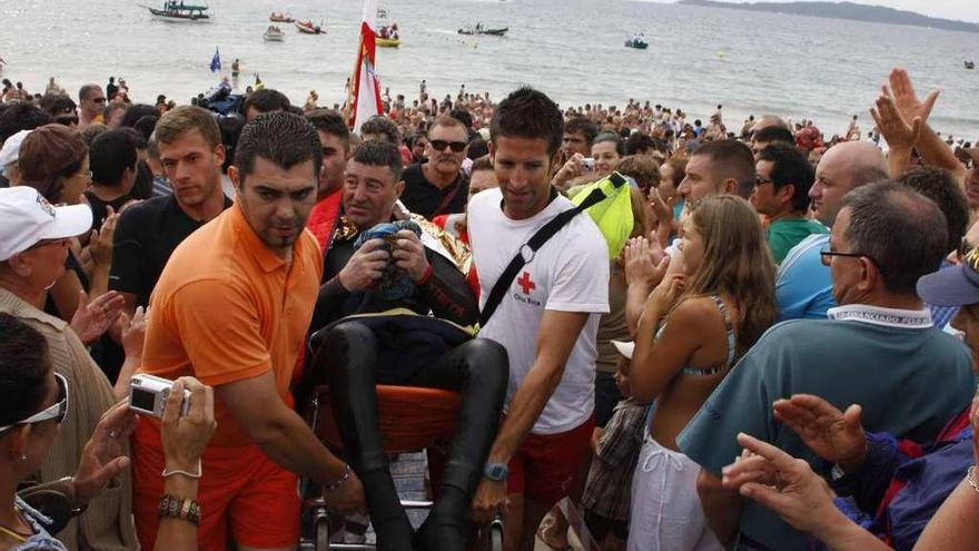 Chano Rodríguez, recibido a la llegada de su último desafío de 25 horas por la Ría de Vigo (2009). // FdV