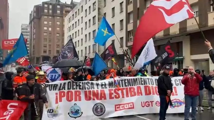 Los estibadores avilesinos salen a la calle al grito de "Ni un paso atrás"