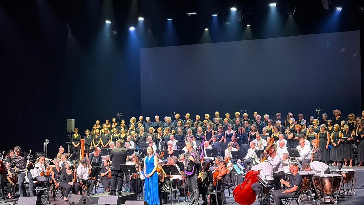 La orquesta sinfónica junto al coro del Llorient