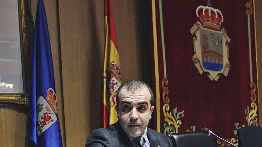 &quot;Mi sueldo es el de cualquier habilitado nacional y sin servicio ni casa gratis en Moncloa&quot;