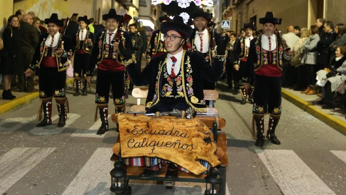Pepe Miralles desfilando como cabo de escuadra en las fiestas de Monforte del Cid de 2022.