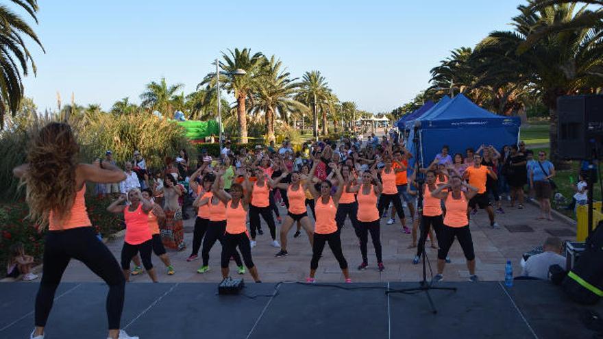 Participantes del taller de zumba, que celebró el Parque del Sur.