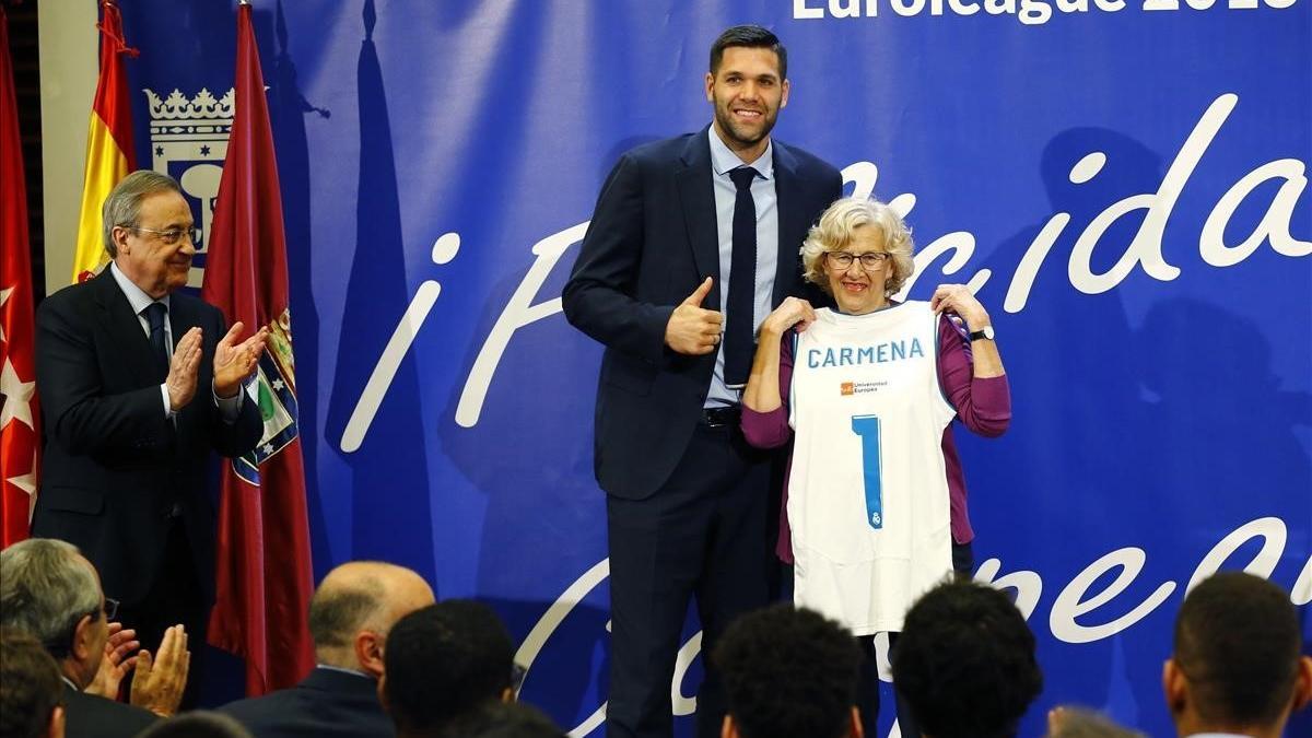 La alcaldesa Manuela Carmena, junto a Reyes y Florentino Pérez, en la recepción