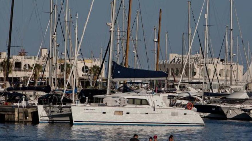 La embarcación de Alperi valorada en más de 600.000 euros atracada ayer en el puerto de Alicante.
