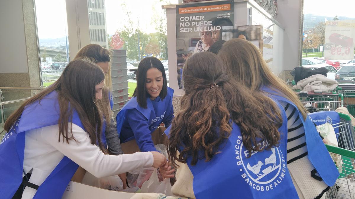 La madrina de la Gran Recogida, la periodista Alba Lago, ayudando en un supermercado de Navia.