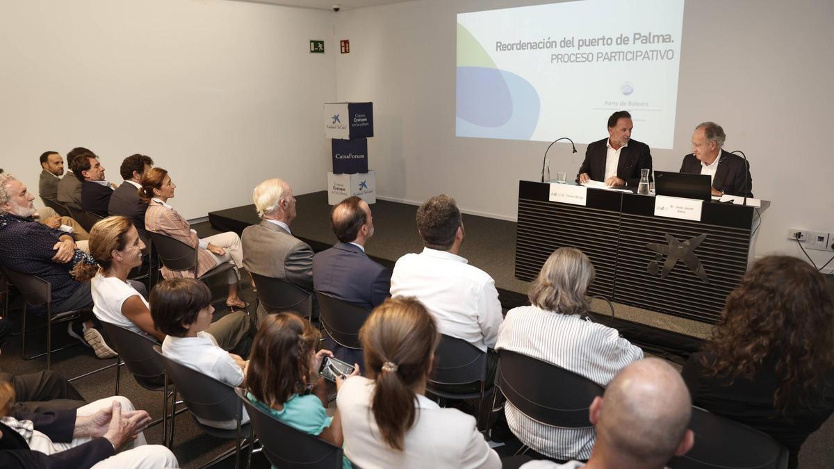 Javier Sanz, a la derecha, interviene ayer en la sede del CaixaForum de Palma.
