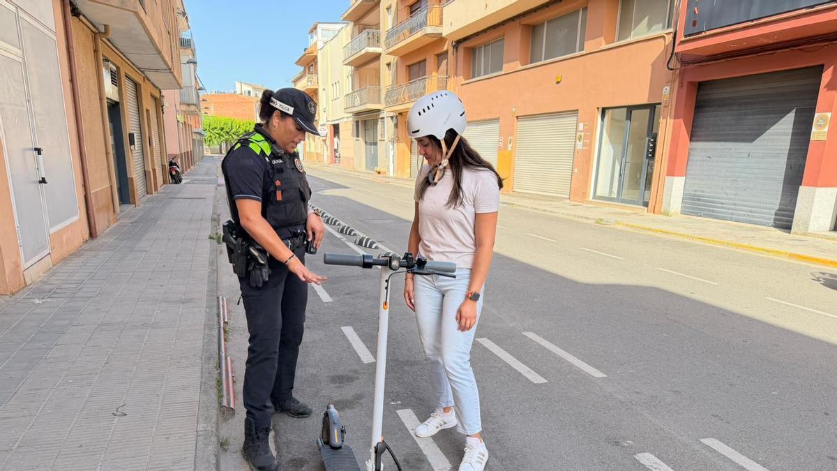 Policia Local informant a una usuària sobre la normativa dels patinets elèctrics