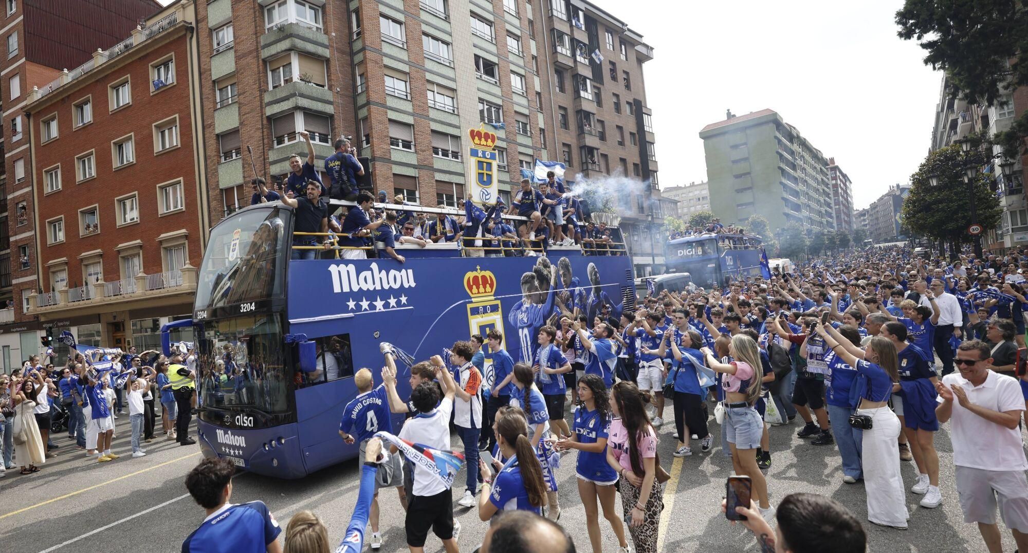 Locura azul en las calles de Oviedo para celebrar el ascenso del equipo a Primera División