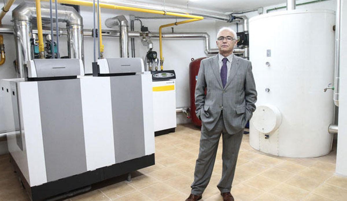 Manuel Riobó junto a unas instalaciones de condensación. // Adrián Irago