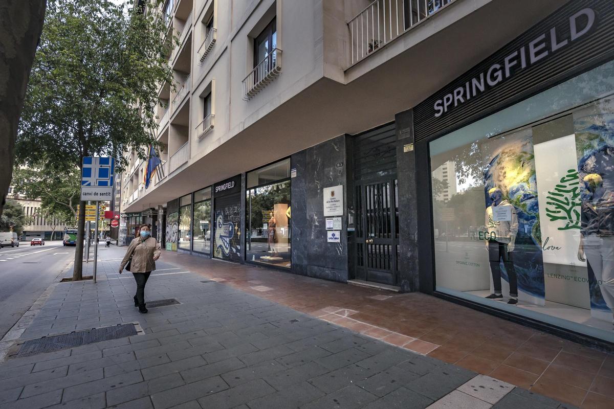 Locales que presuntamente fueron comprados por uno de los investigados en la avenida Alexandre Rosselló de Palma.
