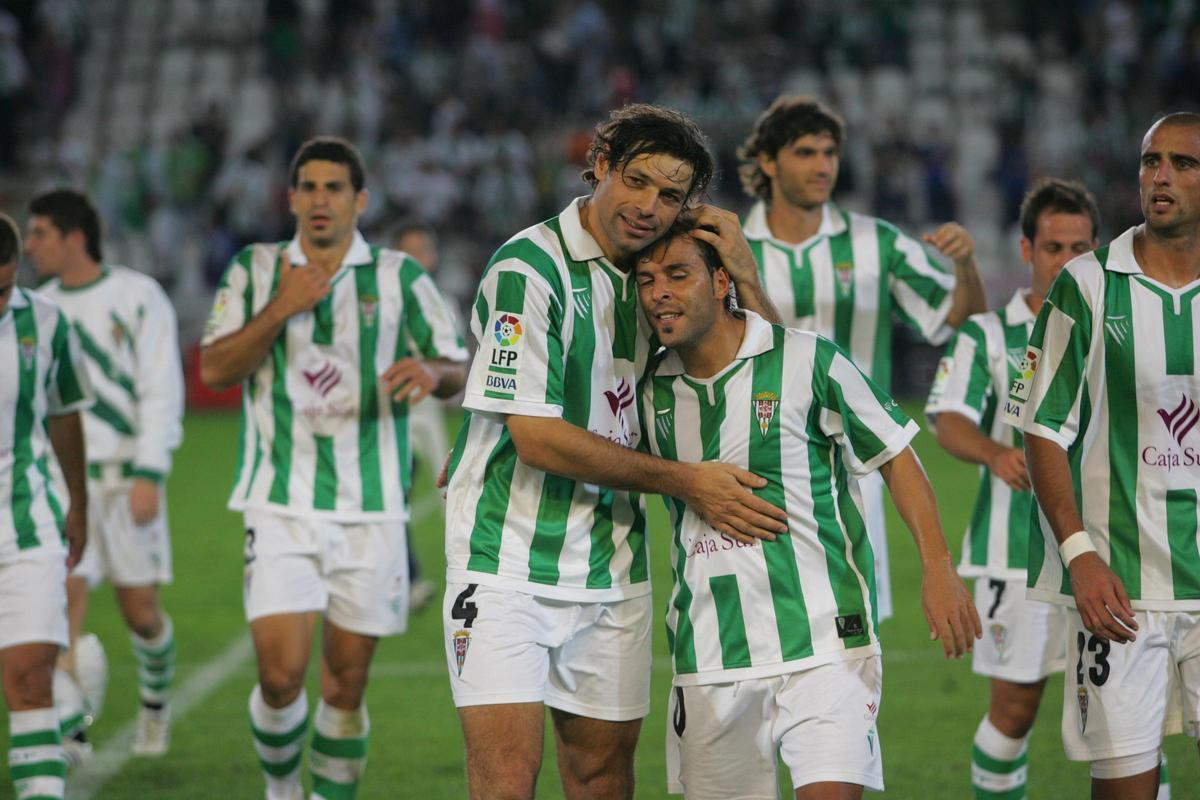 Pierini y Katxorro se abrazan tras una victoria. Ambos sumaban 442 partidos entre Primera y Segunda en el 2007.